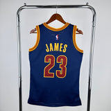 Regata Cleveland Cavaliers Mitchell & Ness Lebron James #23 Retrô 2015/2016 Azul