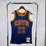 Regata Cleveland Cavaliers Mitchell & Ness Lebron James #23 Retrô 2015/2016 Azul