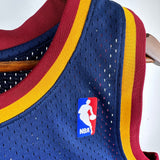 Regata Cleveland Cavaliers Mitchell & Ness Kyrie Irving #2 Retrô 2011/2012 Azul