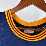 Regata Cleveland Cavaliers Mitchell & Ness Lebron James #23 Retrô 2015/2016 Azul