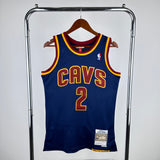 Regata Cleveland Cavaliers Mitchell & Ness Kyrie Irving #2 Retrô 2011/2012 Azul