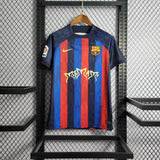 Camisa Barcelona Edição Especial Rosalía Motomami 22/23 Vermelha e Azul Masculina